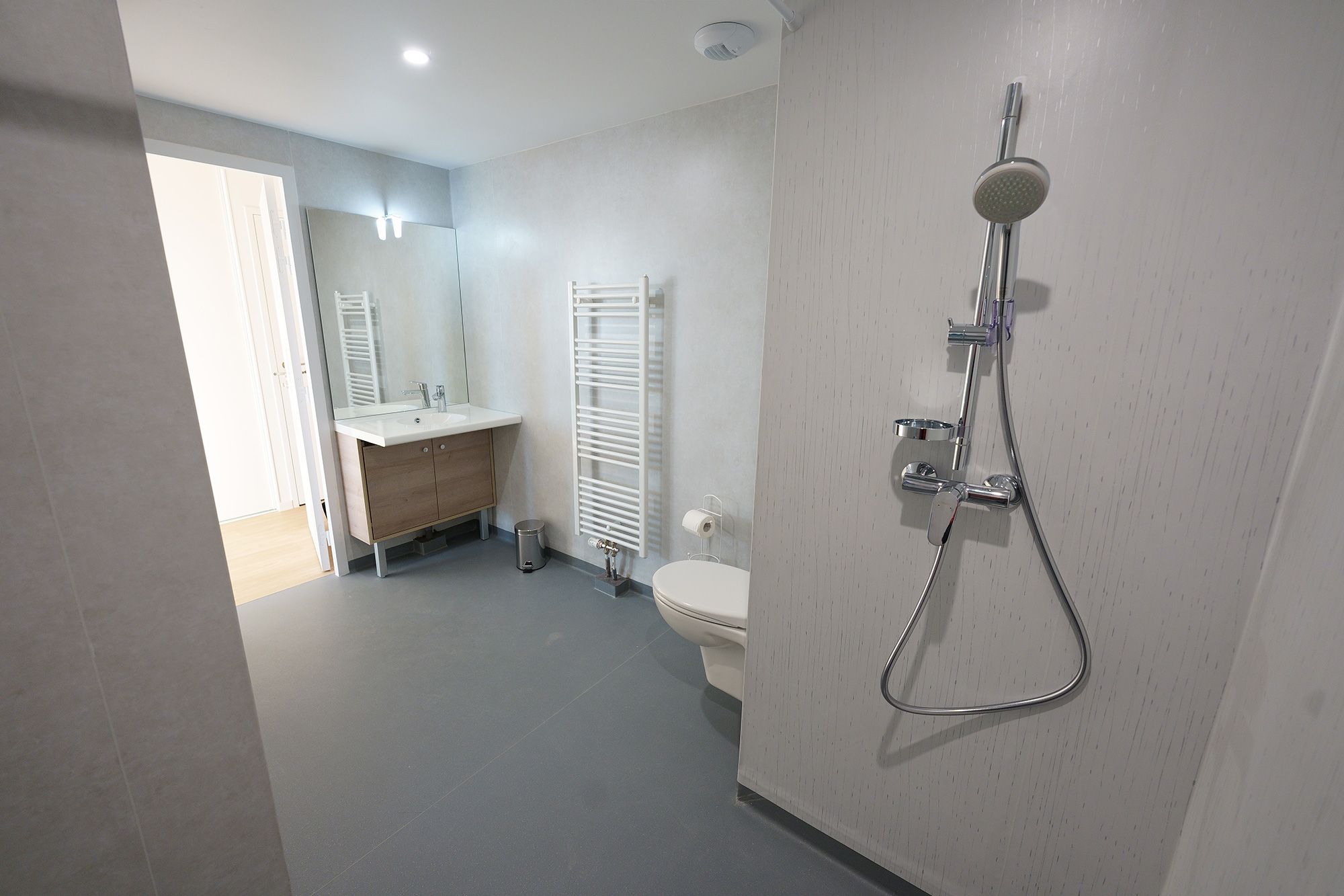 Salle de bain tout confort au sein du T2, résidence Darwin Aurillac